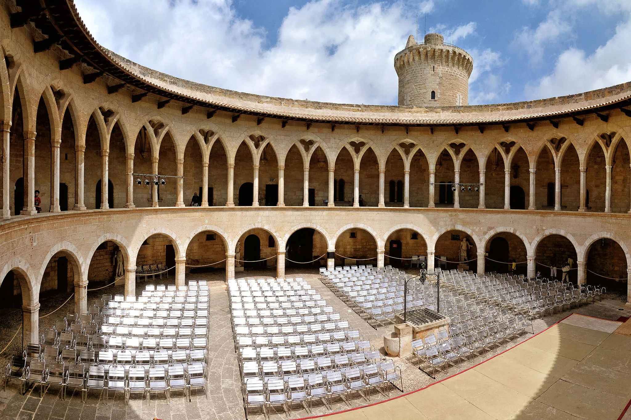 Der kreisrunde Innenhof des Castell de Bellver über Palma mit zwei übereinanderliegenden Arkadengalerien, im Hintergrund der freistehende Bergfried.
