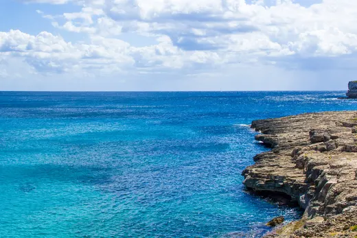 Die offene Bucht von Cala Mondragó mit klarem Wasser.