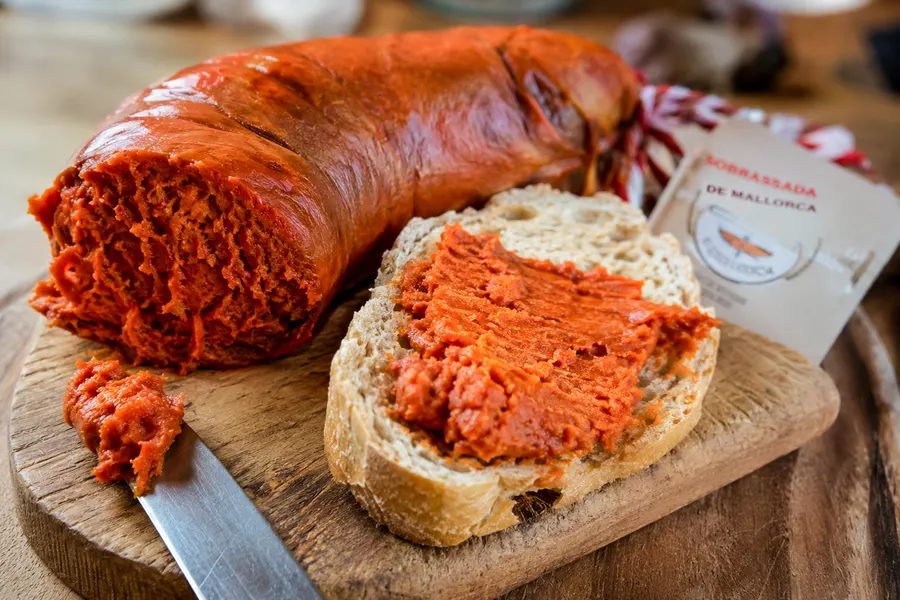 Sobrassada — Streichbare Rohwurst vom schwarzen Inselschwein, mit Paprika. (mit künstlicher Intelligenz erzeugte Abbildung)