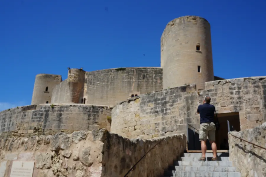 Das Castell de Bellver über Palma, eine kreisrunde Burganlage aus hellem Sandstein mit Rundturm und Wehrgraben.