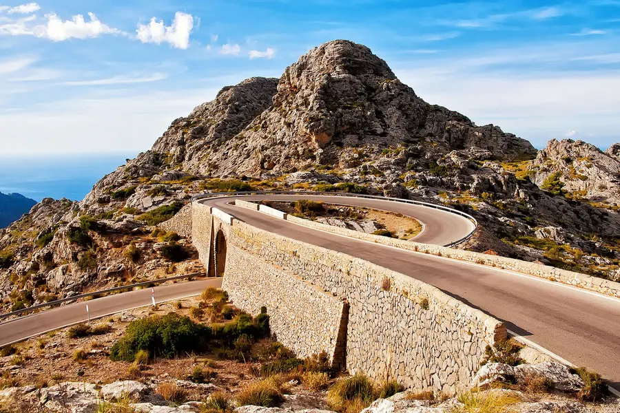 Die gemauerte Brücke des Nus de sa Corbata an der Straße nach Sa Calobra, die sich um 360 Grad dreht und unter sich selbst hindurchführt.