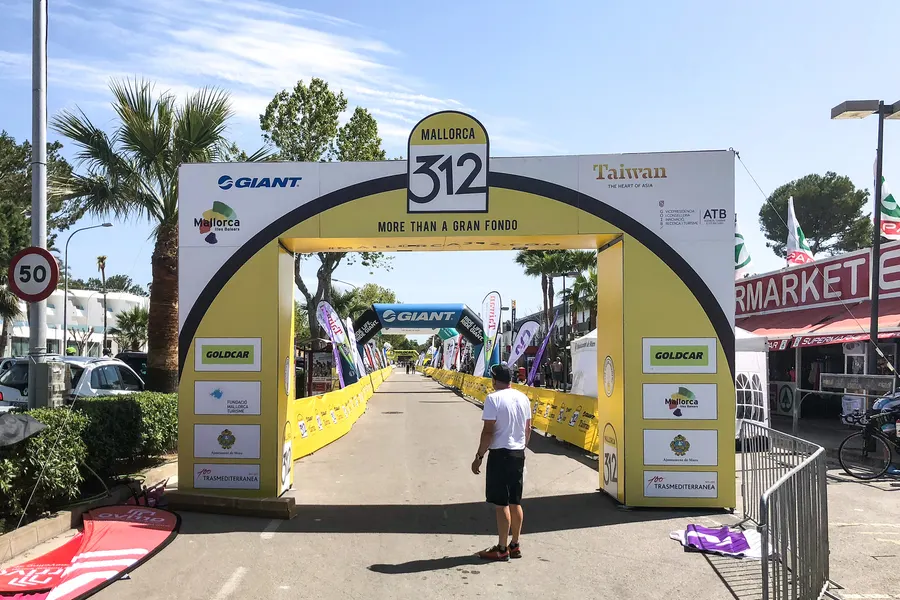 Aufbau der Absperrungen und Banner für die Mallorca 312 am Tag vor dem Rennen.